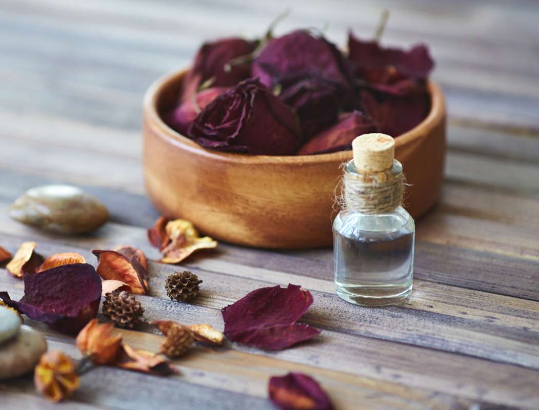 Massageöl neben Blumen